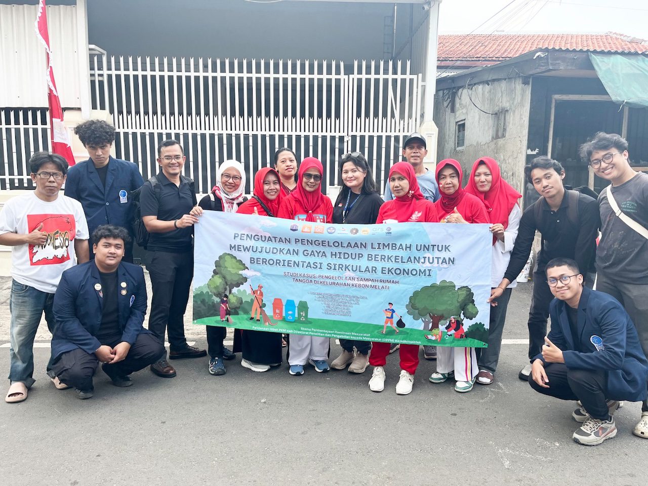 FSD UMN Sosialisasikan Pemilahan Sampah di Tanah Abang: Berikan Komposter & Pencacah Botol Plastik